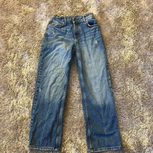 Ett par Zara jeans, aldrig använda och säljer eftersom de är för små. 