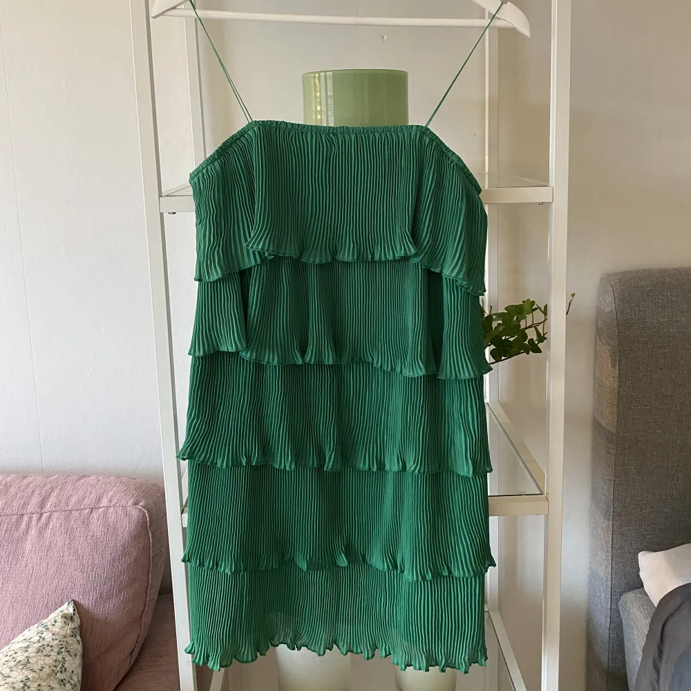 Grön volang klänning från boohoo. Den är helt ny och aldrig använd. Jättefin men kommer inte till användning. . Klänningar.