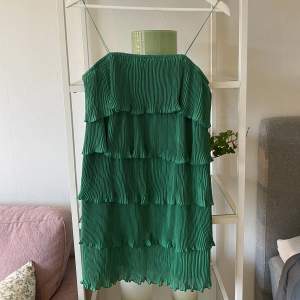 Grön volang klänning från boohoo. Den är helt ny och aldrig använd. Jättefin men kommer inte till användning. 