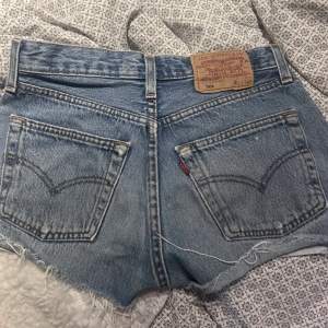 Skitsnygga jeans från Levis i lågmidjad modell 🙌🏼💕 i fint skick! Säljer då de tyvärr är lite för små för mig men sitter skitsnyggt på. Inte mina bilder. Skriv privat om ni har frågor 🙌🏼