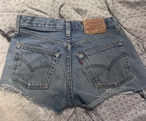 Levis shorts  - Skitsnygga jeans från Levis i lågmidjad modell 🙌🏼💕 i fint skick! Säljer då de tyvärr är lite för små för mig men sitter skitsnyggt på. Inte mina bilder. Skriv privat om ni har frågor 🙌🏼