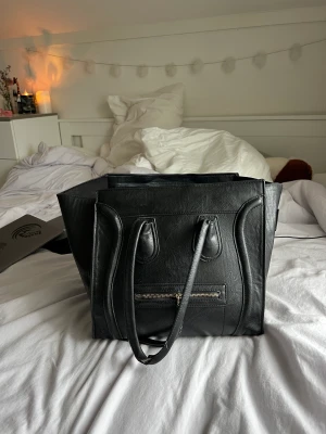 Väska - Stor väska som får plats med allt!  Jag köpte en annan så denna kommer inte till användning. Den är väl använd och saknar också en liten knapp på undersidan av väskan. Skriv gärna för fler bilder!