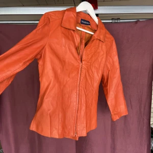 Y2K jacka - Sjukt cool jacka som jag inte får användning för längre. Figursydd och croppad i modellen, köpt second hand i London. 