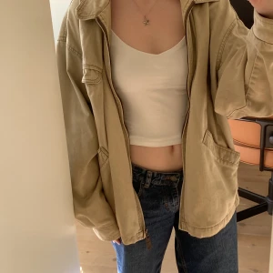Höstjacka - En lite tunnare jättefin vintage höstjacka som är perfekt till hösten! Tröjan är i gott men använt skick eftersom den är köpt second hand. Hör av er vid frågor eller för fler bilder! 🥰