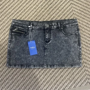 Jeans kjol från only!❣️ - Köpte kjolen på sellpy men den passade inte och kan inte retunera den. Waist 31, skulle säga att den passar för 38 (i europeisk storlek) 💖köptes för 400kr!