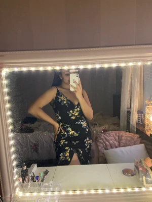 Långklänning - Jättefin klänning med slits som jag tyvärr bara använt en gång o nu har den blivit för liten🥲