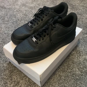 Svarta AF1 - Svarta Nike AirForce 1  Storlek 45, men passar oxå 44 Helt nya, alldrig använda utomhus Leverans med orginal paketet