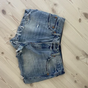 Levi’s shorts  - Säljer dessa levi’s jeansshorts i kort modell med lite slitningar. Tyvärr har de blivit försmå men de är i bra skick!