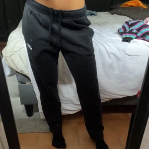 Nike raka mjukisbyxor - Ett par svarta raka Nike mjukisbyxor, fint skick. Storlek M, köpare står för frakt!