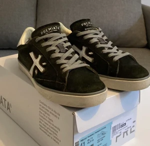 Premiata - Säljer dessa populära premita skor!  Bra skick, nypris 3300 kr Box och kvitto finns! Pris kan snackas vid snabb affär! Skriv till mig om du har fler frågor! 