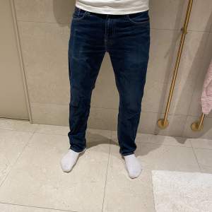 Tommy jeans modellen är 185 väger 70 kg