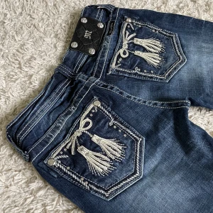 Miss Me jeans  - Miss Me jeans. ❤️ Lågmidjad och bootcut modell med snygga detaljer bak och fram. Innerben: 81cm, midja rakt över: 34cm. Jag är 165cm för referens, kan fixa fler mått! 🫶 Håll koll på min profil, lägger för det mesta upp vintage jeans. 😍