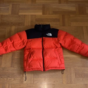 The North face jacka - Säljer den pga att den blivit för liten, bra skick och kan frakta snabbt. (Köparen står för frakt)