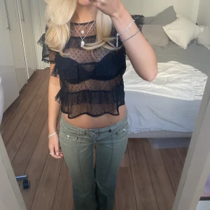 Svart fest topp - Säljer denna svarta mesh topp, passar bra till fest! Direktpris: 250kr. Har du någon fråga är det bara att höra av dig🫶🏻
