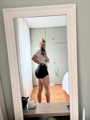 Korta träningsshorts scrunch Icaniwill  - Supersköna & fina! Med scrunch. Går att knyta & dra upp / ned på sidorna & att glömma knytena om man inte vill ha rosetten framme!