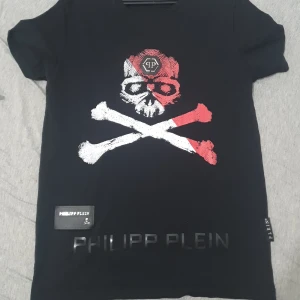 Philip plein tröja - Den är i bra skick fick den som present storlek L passar även M har tyvärr ingen kvitto tar byten