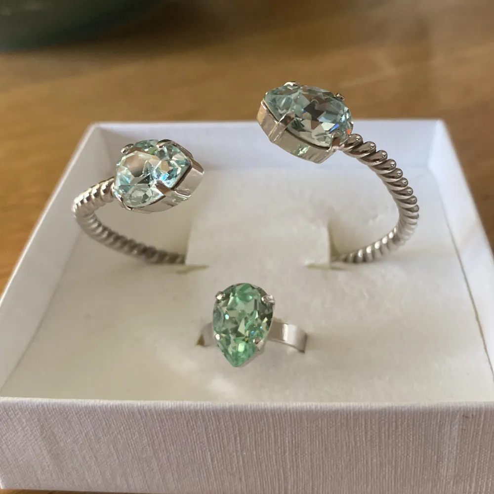 Ett armband och en ring från Caroline Svedbom. Båda är nya och oanvända. Två olika färger på dem, kan sälja tillsammans eller separat.   OBS!! Ringen är såld. . Jeans & Byxor.