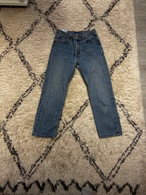 Levis 501 crop - Ett par favorit brallor som inte längre passar, skicket är använt med fint🧚