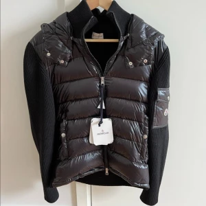 Moncler cardigan - Het sjuk 10 av 10 använt som ny pris diskuteras 