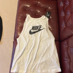 Idrotts tröja  - En hel ny oanvänt Nike idrottströja