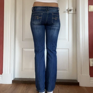 Lågmidjade utsvängda jeans  - Midjemått-  37 cm  (rätt över)  Inerbenslängd -76cm  Jag är 170 på bilderna! Inga defekter!  Du kan använda KÖP NU💕