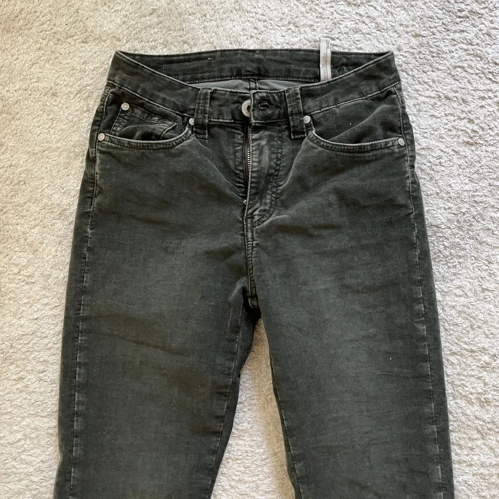 Aldrig använda jeans från DenimStudios, framkommer inte på bilden men byxorna är mörkgröna, kan skicka tydligare bild privat💚💚. Jeans & Byxor.