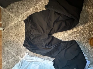 Svarta cargos - Säljer mina älskade baggy cargos från sweet sktbs, dom är felfria och jättefina och sköna. De är i storlek M
