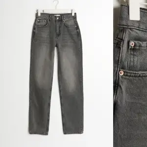 Gina tricot tall straight leg washed grey jeans. Är slutsålda. Innerbenslängden 87 cm. Så sjukt fina och bra skick. Originalpris 600kr. 