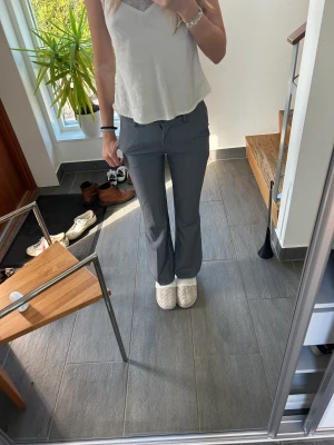 Grå kostymbyxor - Säljer dessa superfina kostymbyxor då de inte används så mycket. De är i strl xs och köpta på designbysii. De har Inga defekter och i superbra skick! Om flera är intresserade blir det budgivning, pris kan diskuteras om då är intresserade.