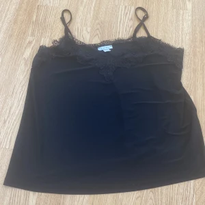 Linne med spetsdetalj - Linne med spetsdetalj