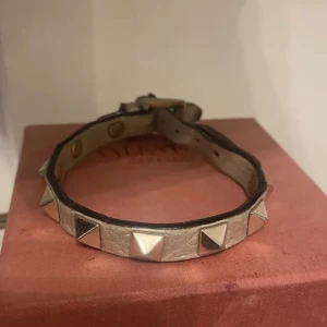 Valentino armband - Köpt på plick, box medföljer. Silvriga nitar.
