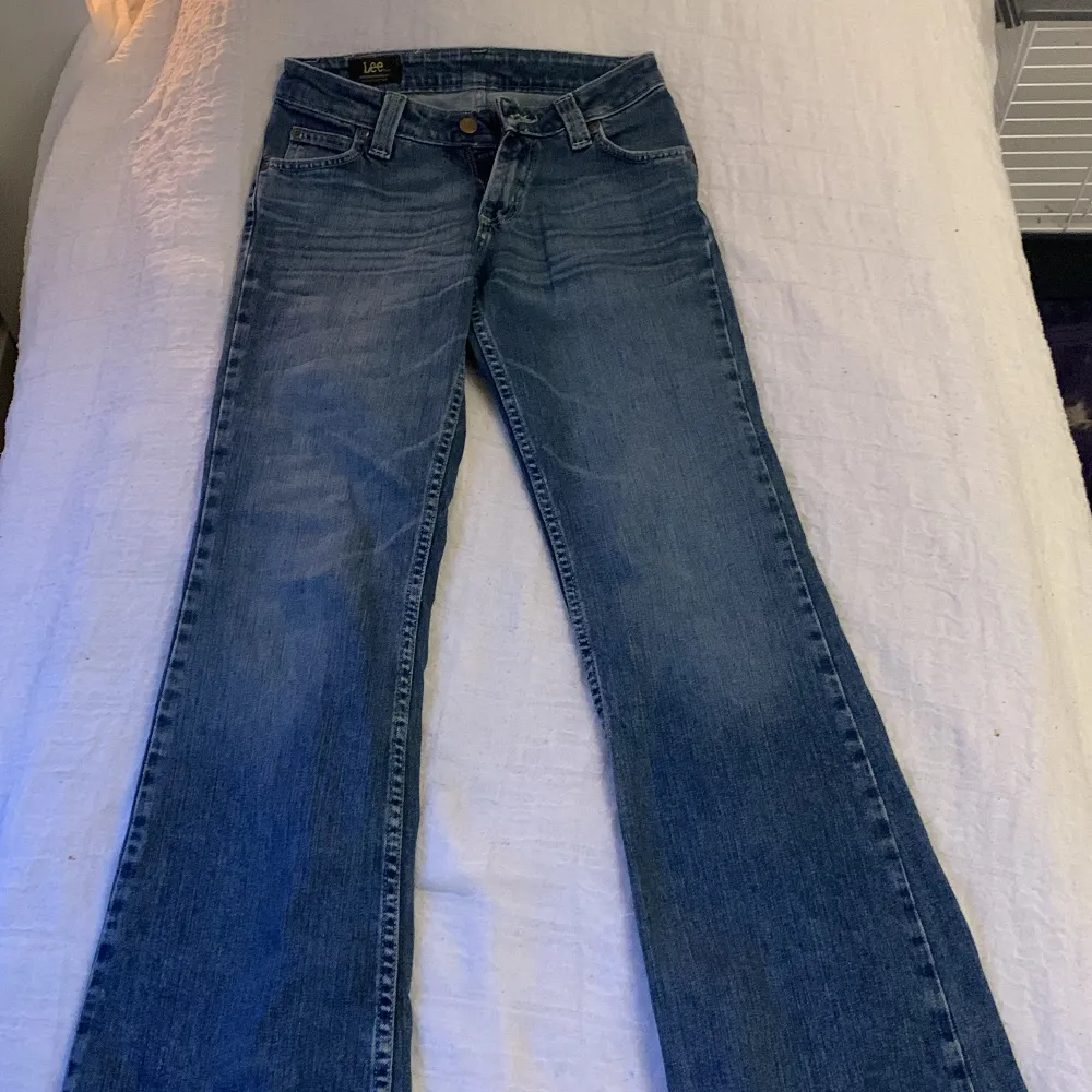 Jag säljer dessa vintage byxor då det är lite stora på mig, sjukt snygga och sköna. De är lite slitna längst ned vid fötterna på baksidan pga användning  men annars utan defekter💗. Jeans & Byxor.