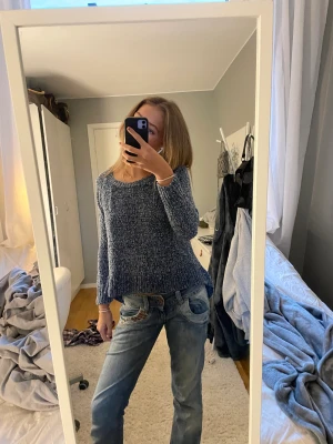 Stickad trekvartsärmad  - Fin blå trekvartsärmad tröja!🦋💙 Så najs passform!! Står storlek 36/38 på lappen, passar mig som är 168 men också kortet ellee längre personer kan jag säga! 😍 Helt nyskick inga defekter! köp gärna via ”köp nu” funktionen!