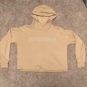 Supersnygg hoodie i beige med tryck. Den har knyte och är i storlek XS från gina tricot. Är nopprig men annars i bra skick. 