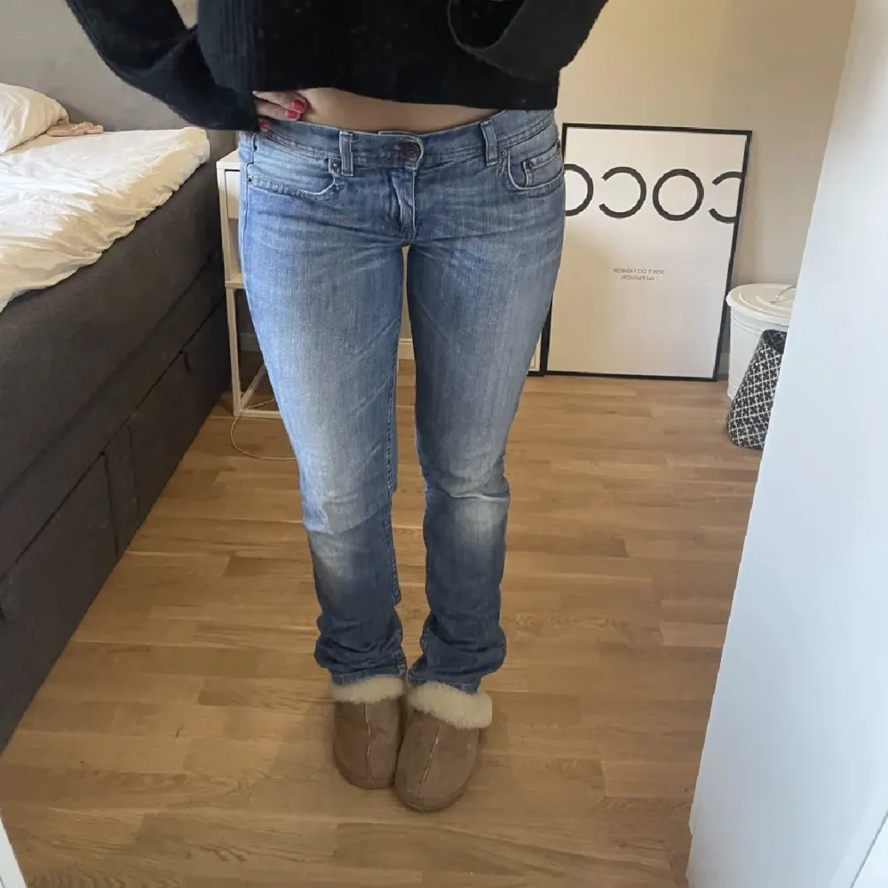 Superfina jeans som tyvärr är lite stora på mig💕Skulle säga att de passar storlek 36-38💓Jag köpte de här på plick och bilderna är lånade från tjejen jag köpte från! Skriv privat om ni har frågor💗 Kan sänka pris vid snabb affär!!💞. Jeans & Byxor.