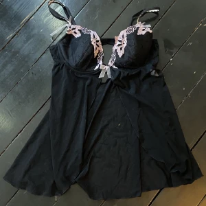 jättefin lingerie topp!! - en jättefin svart och rosa lingerie topp som är flexibel till många olika stilar!! köpt på beyond retro för 250 kr. säljer då jag inte använder den längre. tyget förutom kuporna är mesh och lite genomskinligt. kontakta gärna innan ni använder köp nu!!