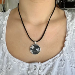 Fleetwood Mac halsband - Handgjort halsband med Stevie Nicks och Lindsey Buckingham 💗 Frakt: 15kr eller 29kr spårbart. Jag kan göra mer av dessa om flera är intresserade. Jag gör också sånna här halsband men med valfri bild 😚