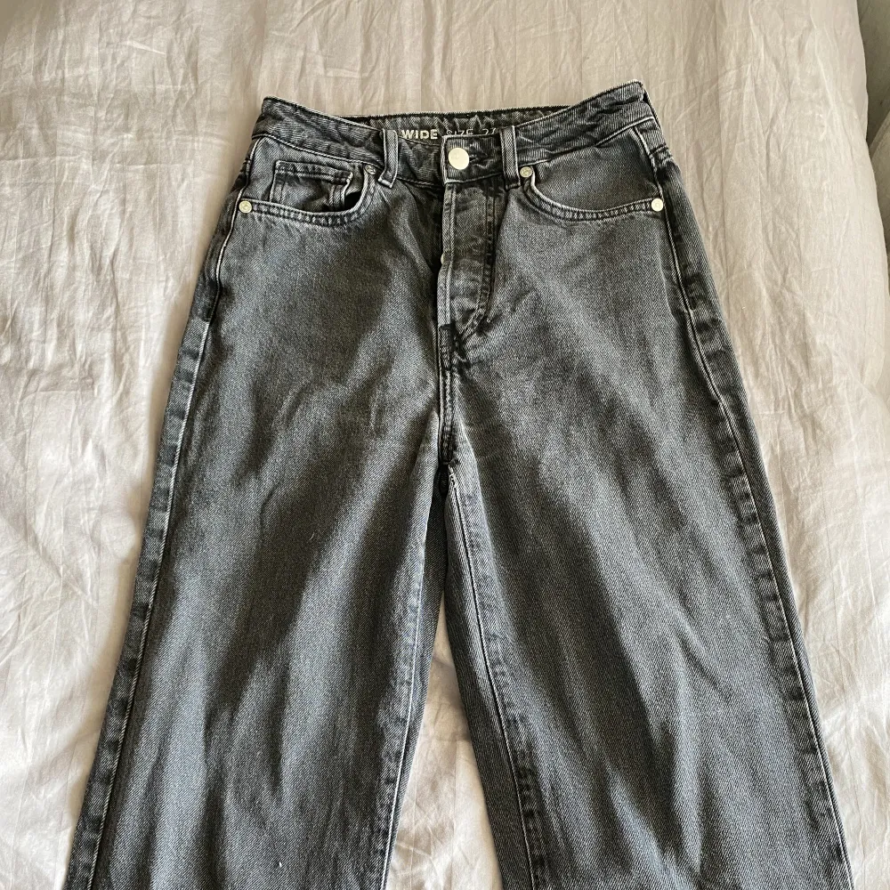 Säljer dessa jättefina mörkgråa jeans i jättebra skick. Perfekt längd för mig som är 167 cm💗. Jeans & Byxor.