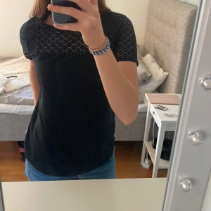 Blus med spets  - En fin marin blå blus med spets. Säljs eftersom att den inte kommer till användning. 