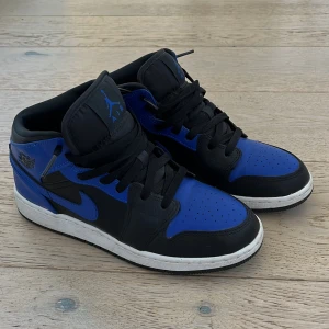 Air Jordan 1 Mid - Air Jordan 1 Mid ”Hyper Royal”, EUR 38,5  , använda ett fåtal gånger, bra skick, ursprungs pris 2,499kr, originalbox finns