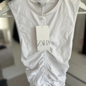 Topp - Oanvänd topp från zara  M men passar xs-m
