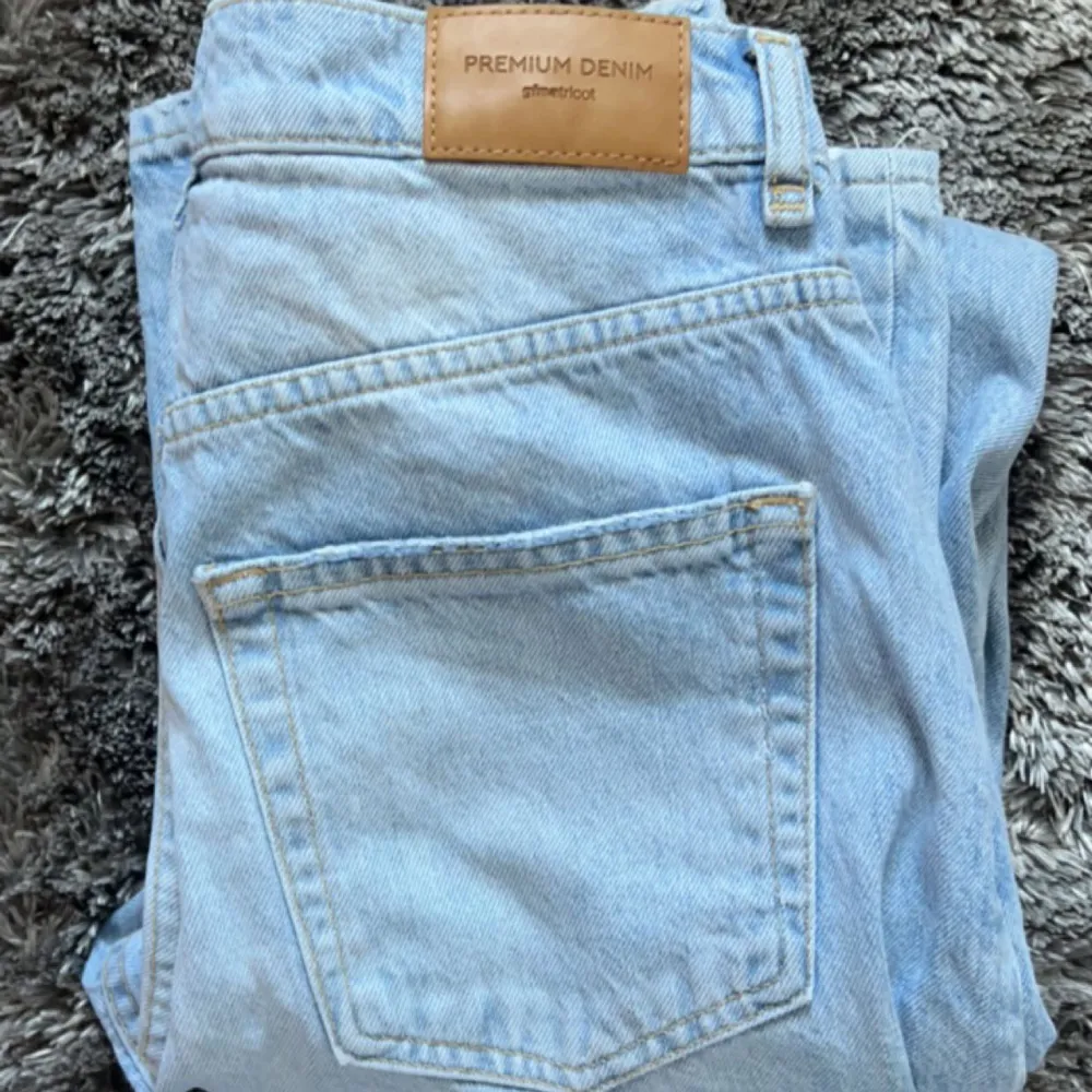Jeans från Gina Tricot i ett bra skick, använt några gånger. Köptes för lite mer än ett år sedan. Ordinarie pris: runt 500kr (hitta inte jeansen på Gina Tricot’s sida.). Jeans & Byxor.