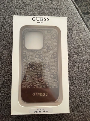 Guess skal (iphone 14 pro) - Helt nytt skal från guess Iphone 14 pro Aldrig använt  Pris kan diskuteras vid snabb affär