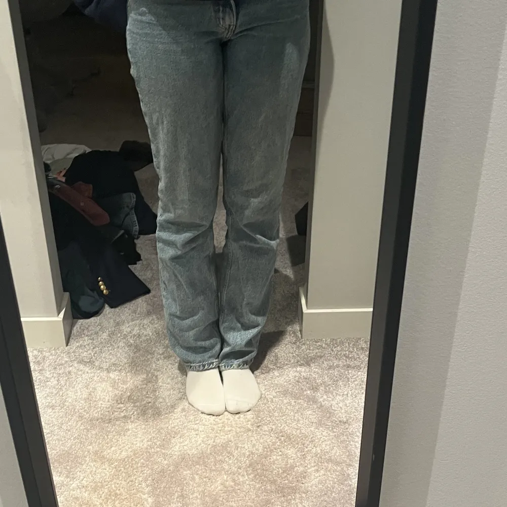 Jeans från zara i gott skick. De är i storlek 36 och jag är 175💞. Jeans & Byxor.