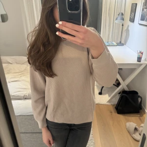 Stickad tröja - Beige stickad tröja från Uniqlo. Storlek S. Använd fåtal gånger
