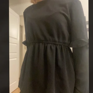 Svart blus - En jättefin svart blus som nästan är helt oanvänd. Storlek 146/152 men skulle säga att den passar 164 eller XS/S