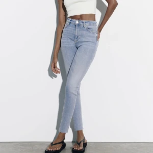 Jeans skinny hög midja stl XS - Jeans skinny hög midja stl XS.Använda 3-4 gånger och tvättade en gång. I fint skick.