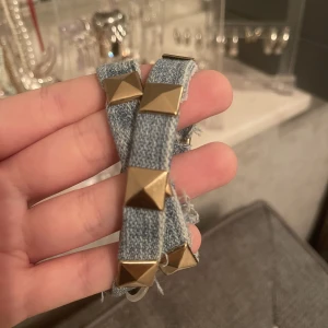 Jeansarmband med nitar - Ett jeansarmband med nitar i gott skick, minns inte var den är köpt men den är knappt använd:) 💕