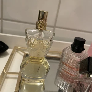 Jean Paul Gaultier parfym - Nya Jean Paul Gaultier  Gaultier Divine EdP . Använd 3 sprut som ny . Trodde jag skulle älska den men blev för mycket. Slängt burkkartongen . Den ser ut som den är använd mycket men den är själv så fylld precis över brösten när den öppnades