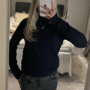 Marinblå Kashmir tröja - Säljer denna marinblåa tröja i 100% Kashmir med en liten krage, så fin och skön❤️